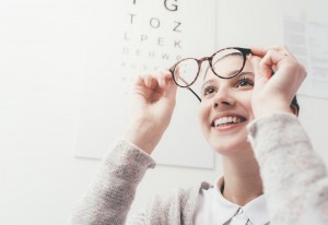 Aprenda o significado de cada sigla das receitas de óculos
