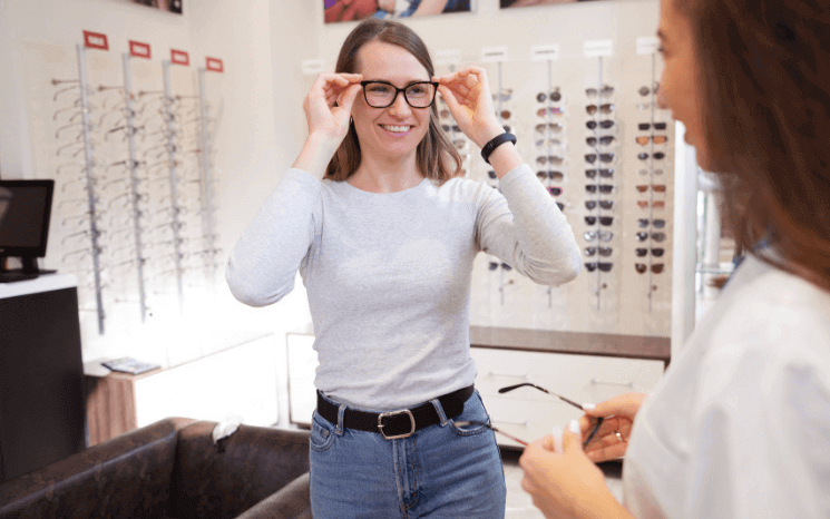 mulher experimentando óculos de grau