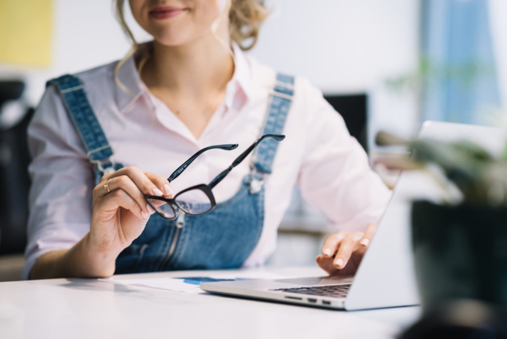 Dono de ótica analisando relatório de lucro líquido no sistema de gestão ssOtic