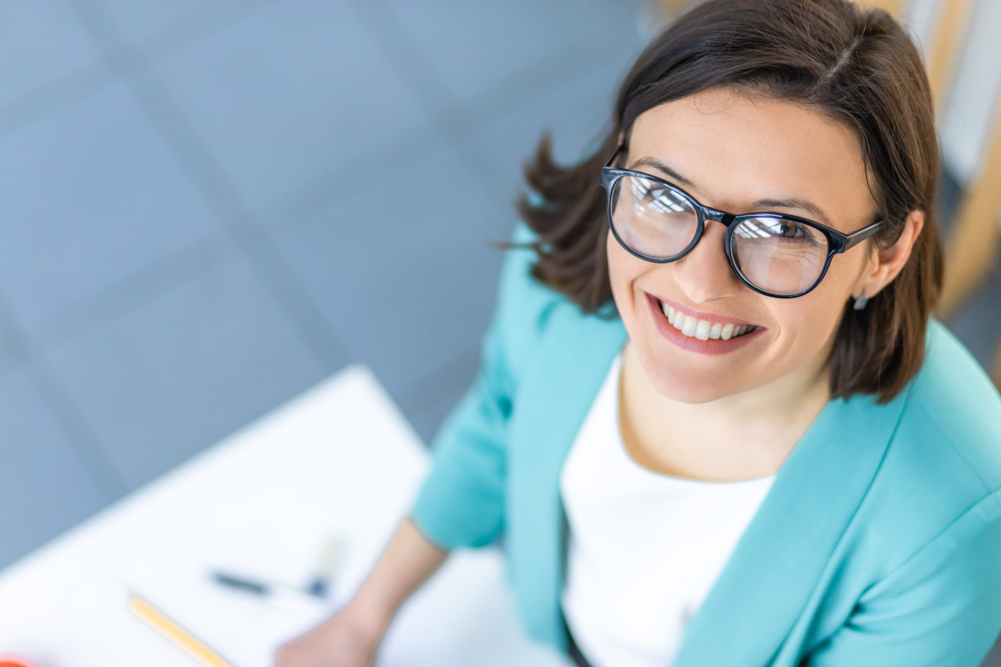 Gerente de ótica em ambiente profissional, simbolizando organização, gestão e acompanhamento do planejamento anual.